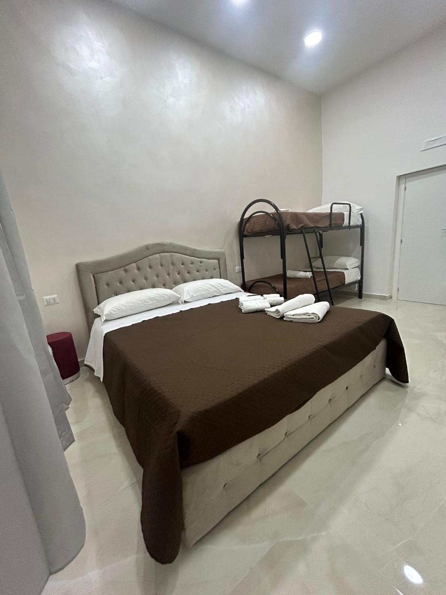 Luxury Rooms Carbonara 95 Napoli Bagian luar foto