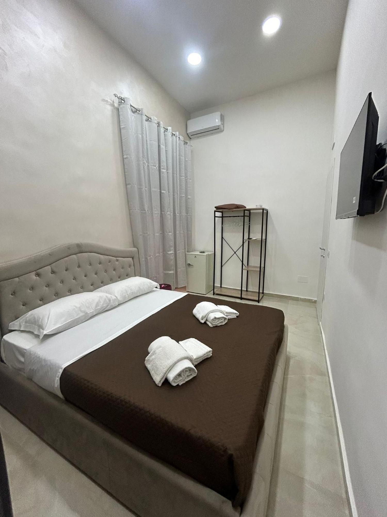 Luxury Rooms Carbonara 95 Napoli Bagian luar foto