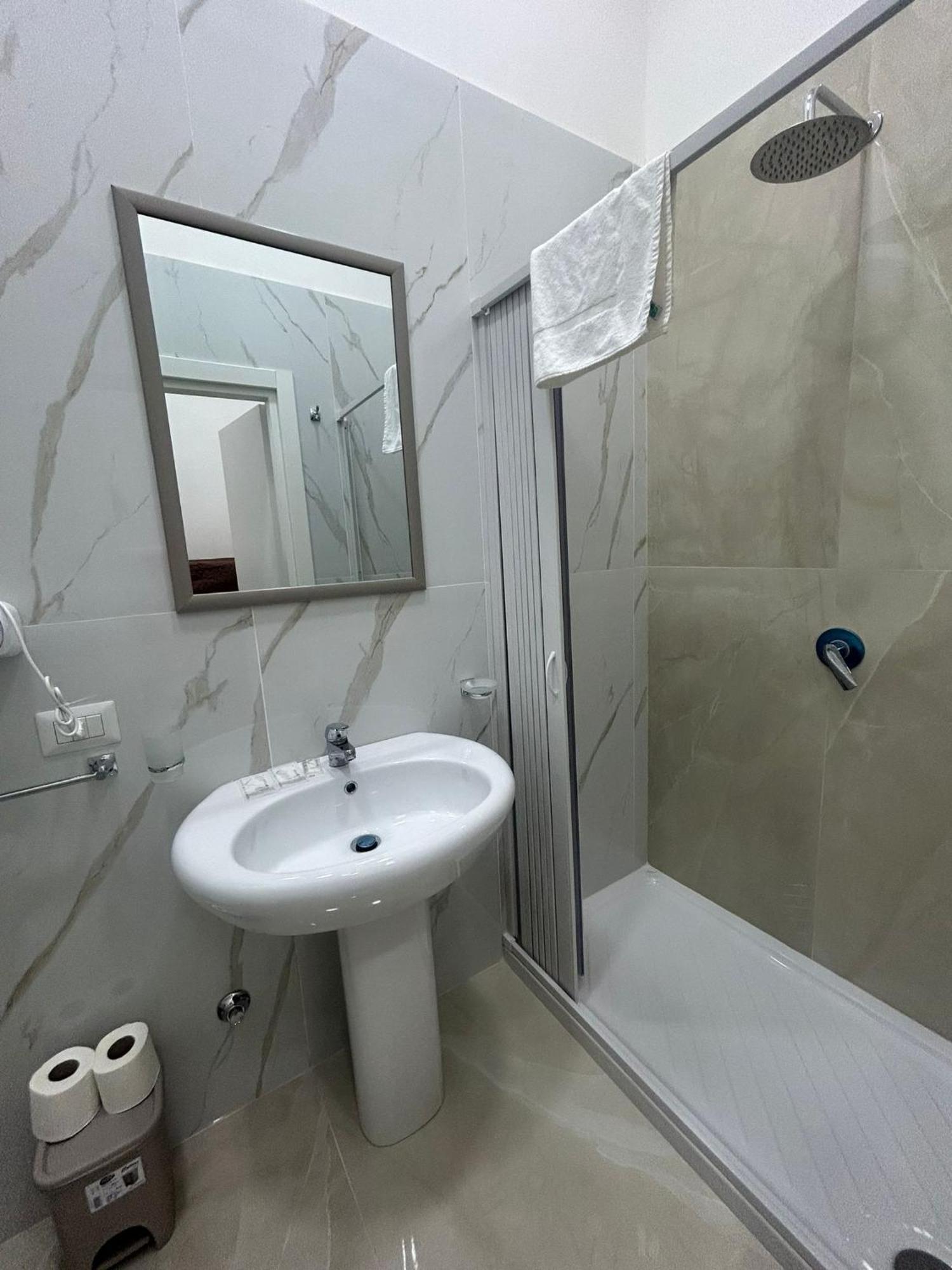 Luxury Rooms Carbonara 95 Napoli Bagian luar foto
